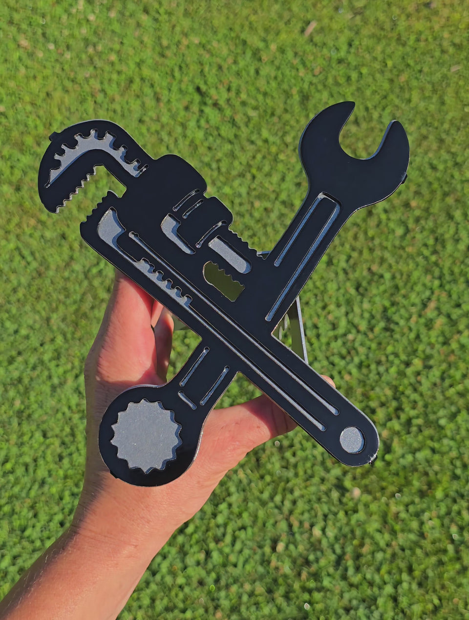 Video showing chainsaw and tools hitch cover by Elite Metalworking